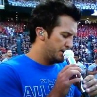 luke-bryan-reading-national-anthem-words-off-hand