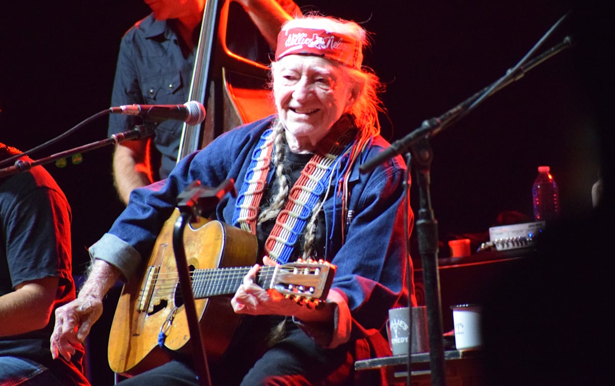 Album Review – Willie Nelson's “Oh What A Beautiful World” - Saving Country  Music